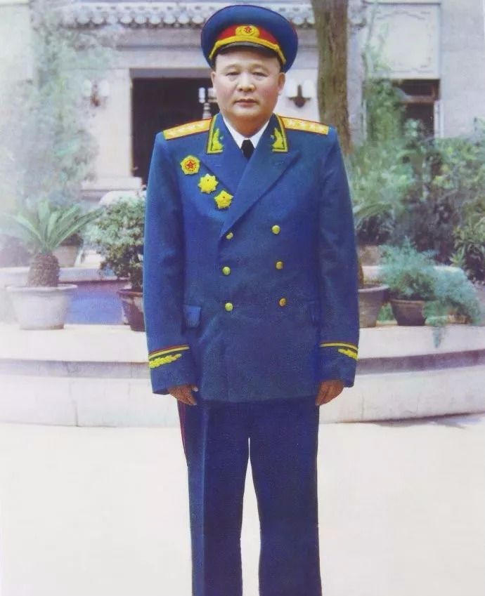 此人缺席解放战争，可在授勋时排在陈赓前面，