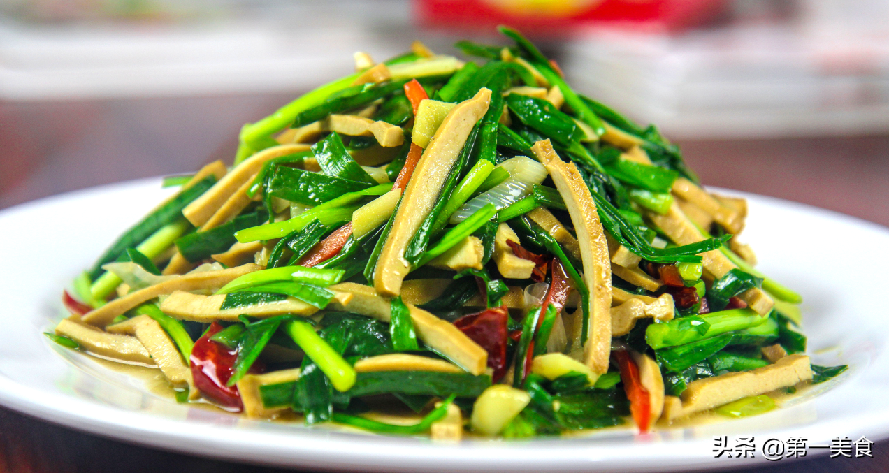 Traditional farmer’s dish, sauteed leeks, fragrant and dry, fast dishes served in 3 minutes