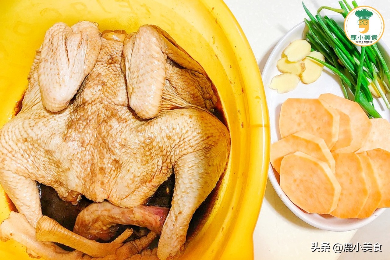 鹽焗雞，只放鹽焗雞粉不夠香，多放“1料”，皮脆金黃，肉滑鹹香