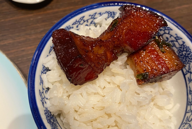赵露思发文晒自拍，婴儿肥脸蛋惹人爱，一看伙食太诱人秒懂其内涵
