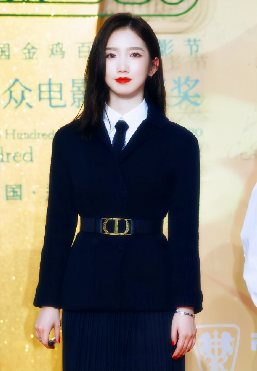 孟美岐多次被私生更改航班座位，高情商婉转提醒：帮换个靠窗位置