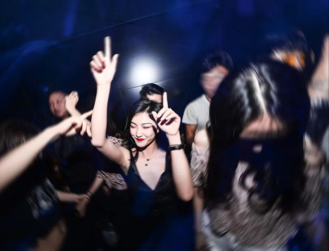 酒吧营销月入过万 熬夜酗酒迟早要完