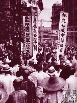 一位老农在地里挖出日军遗留木箱，打开一看，令人肃然起敬