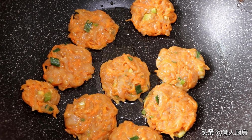 很多人說雞胸肉吃著柴，那是你不會做，配上胡蘿蔔，做成雞肉餅