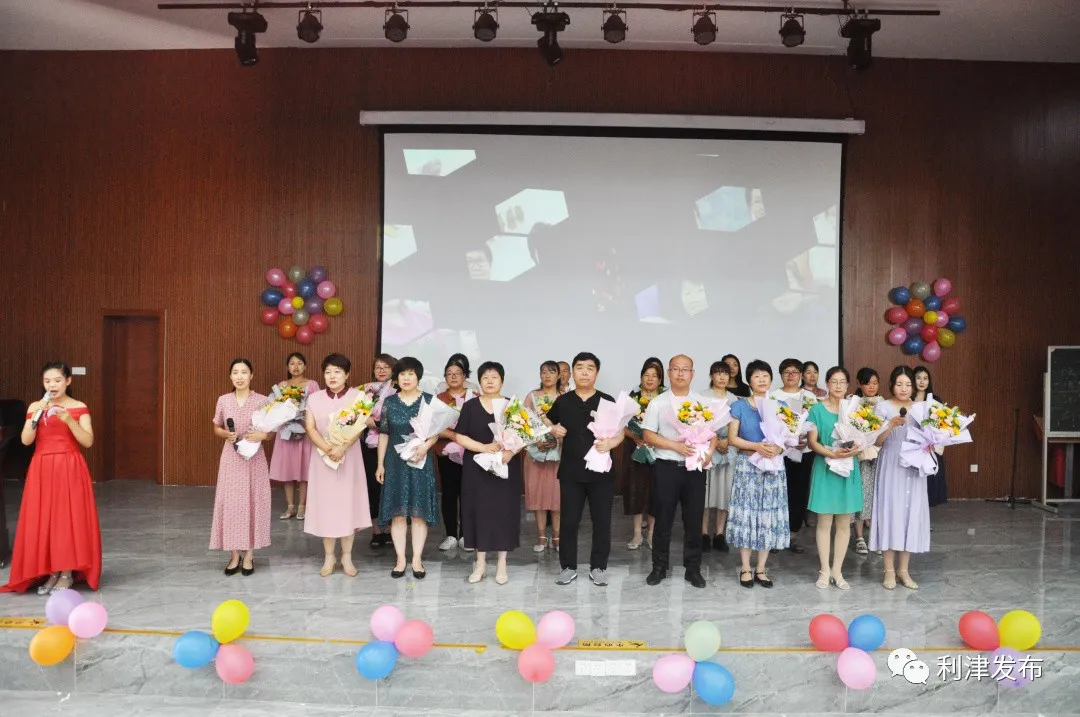 利津縣實(shí)驗(yàn)一校舉行小學(xué)部畢業(yè)典禮(圖8) 利津縣實(shí)驗(yàn)一校舉行小學(xué)部畢業(yè)典禮(圖8)