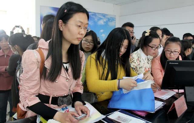 教师工资频“空调”3个原因：老师基数大、工资