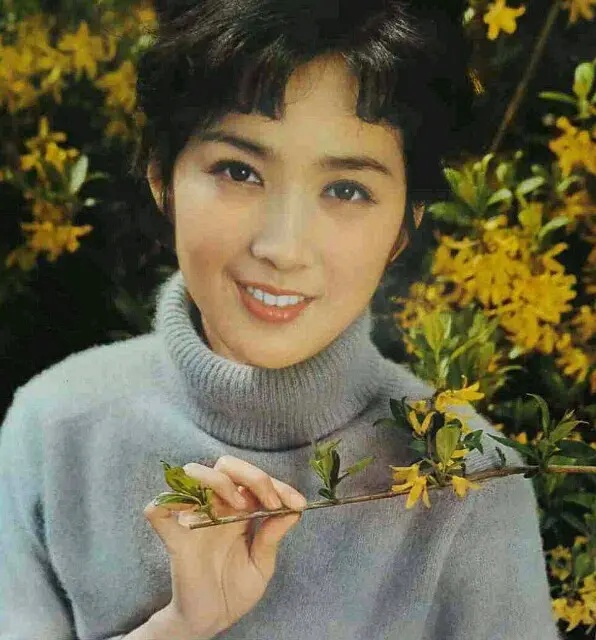 她不是传统美女，却因出众气质和洋气外表，成为80年代最美女演员