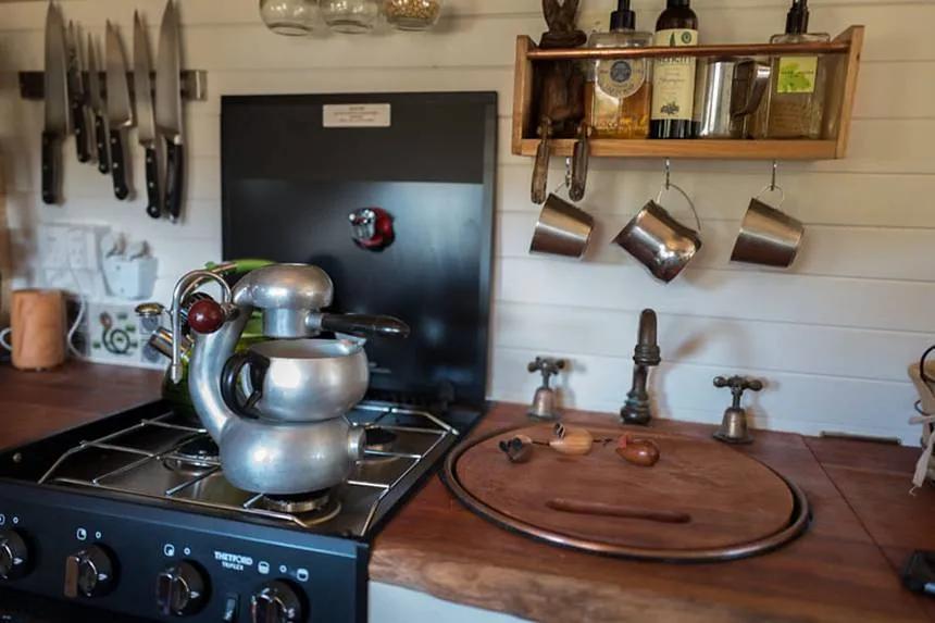 64岁老太不结婚，卖了豪宅住进8㎡蜗居，却过上