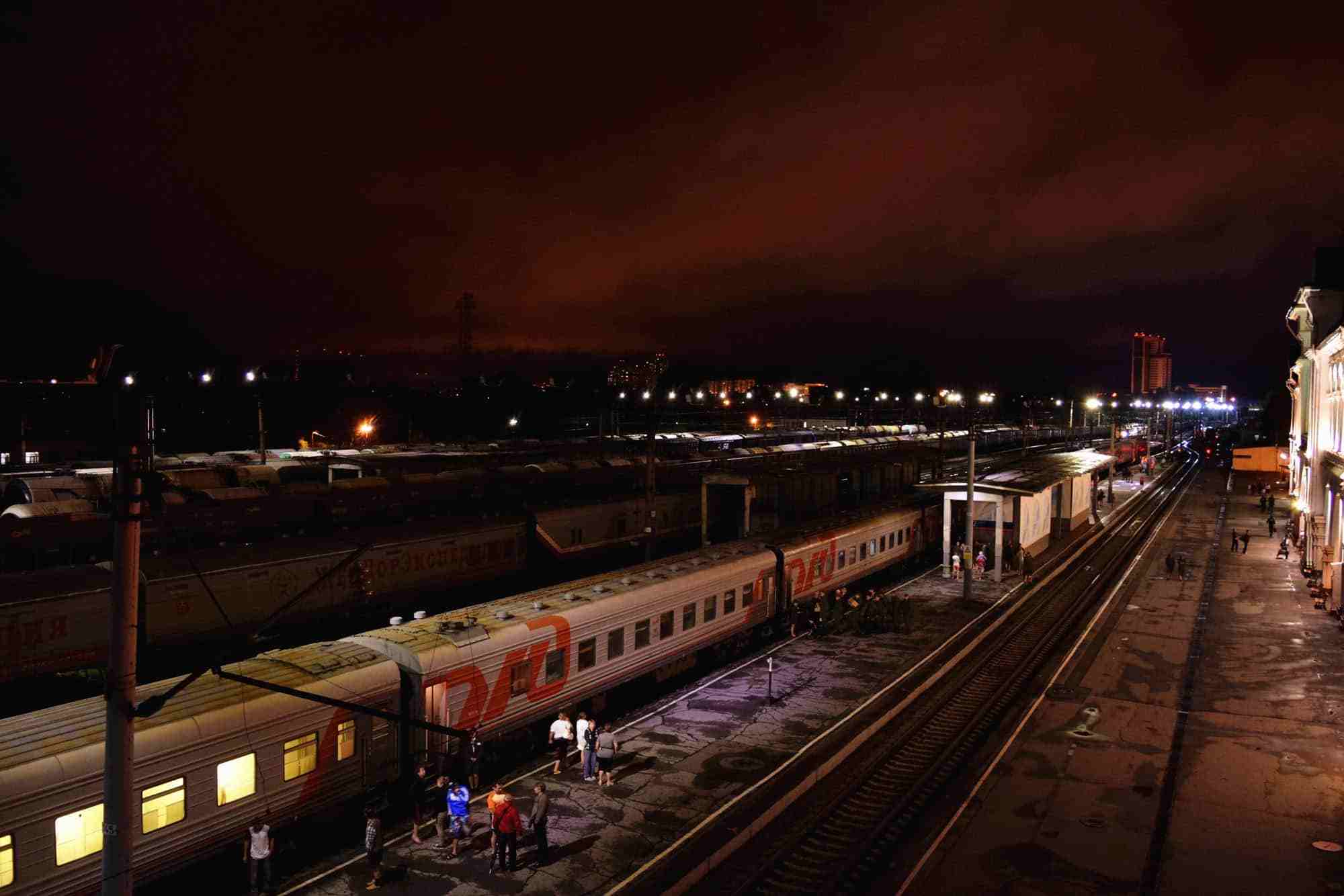 为何火车能开几天几夜，而高铁却要在深夜停运