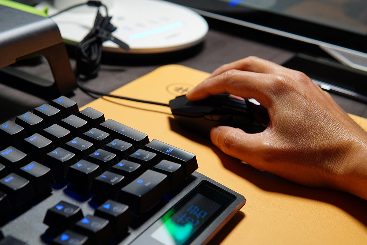 手感和灯效一流，达尔优A970游戏鼠标实战分享