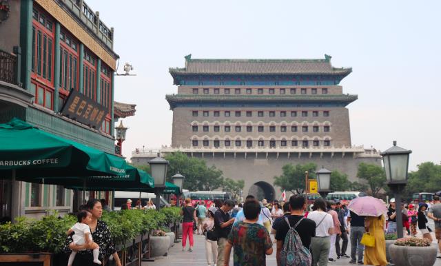 北京前门大街，游客人山人海，全聚德等多家老字号最抢眼