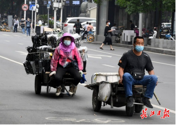 “年轻人，答应我，无论发生什么，都别去摆摊