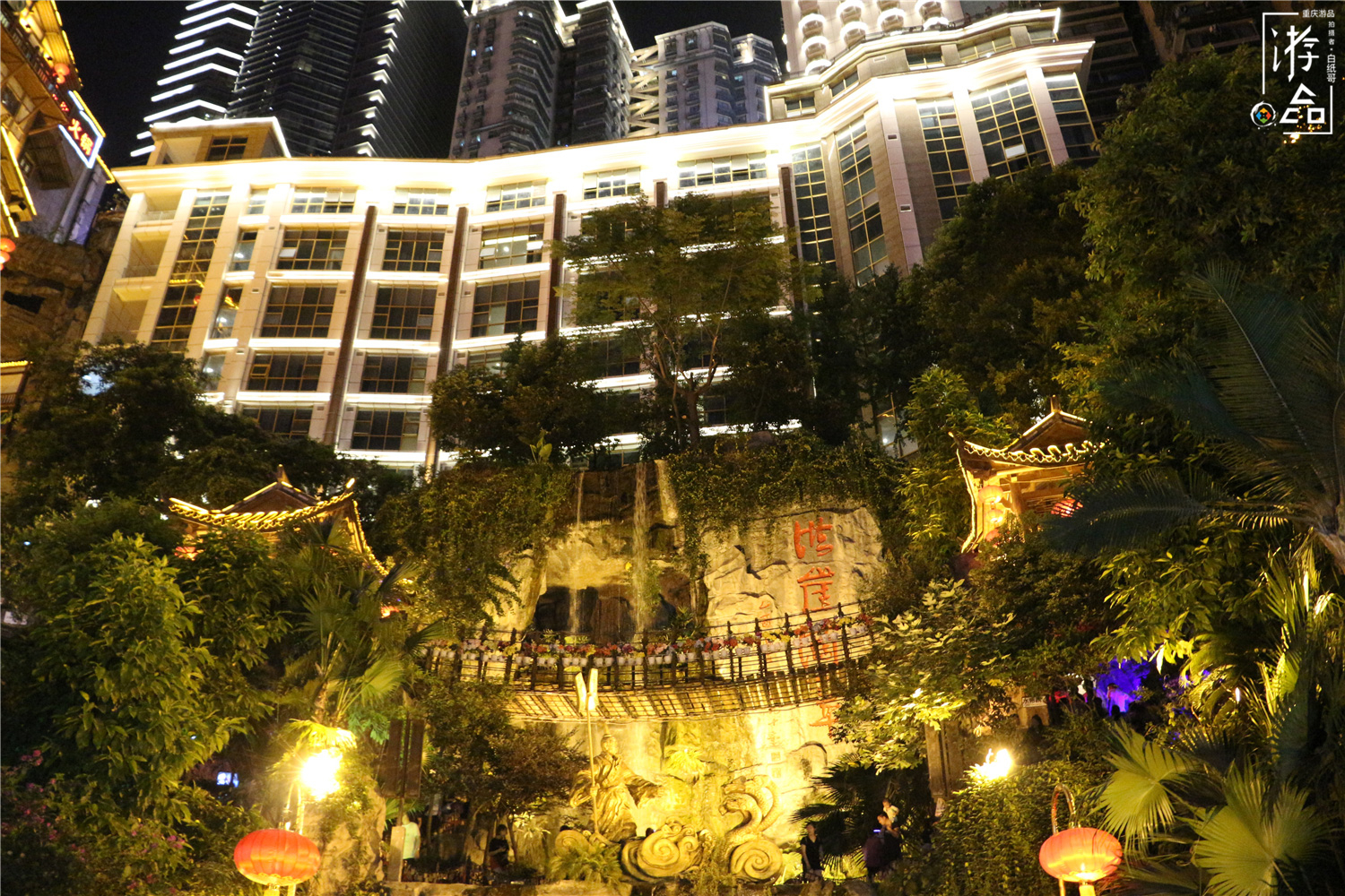 洪崖洞撕碎网红标签，打造实景街区，带你重回80年代的重庆超社会