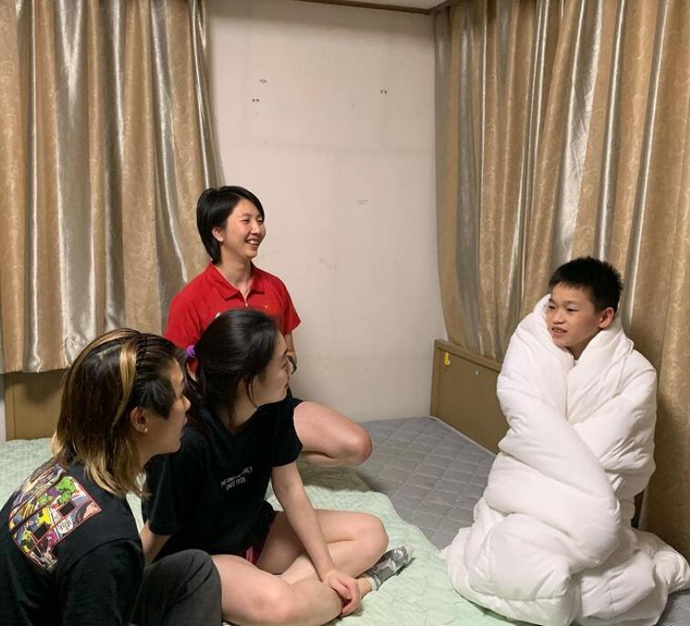 吃货！全红婵嘴上挂两条面太窘，谢思埸宣告回归训练：准备尖叫