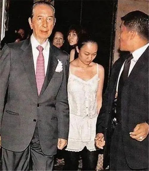 甘愿无名份陪在富豪身边的女人们，各有各的魅力，最久的已经27年