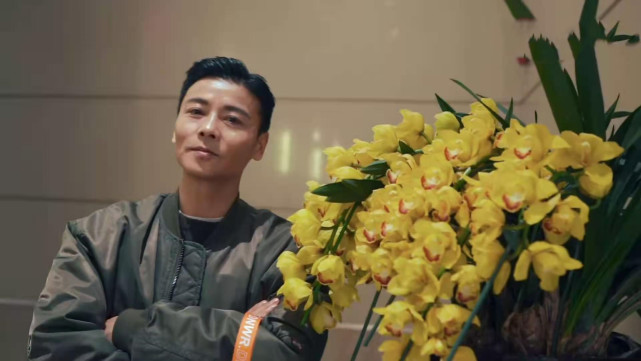 張晉新年首曬全家福，三個兒女同框送祝福，豪宅內景罕見曝光