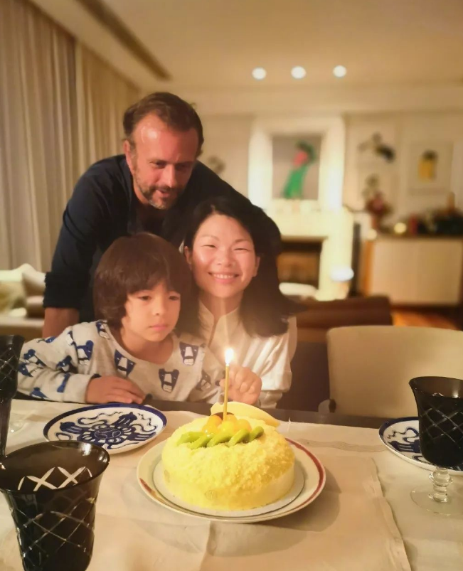 她是中国第一丑模，误打误撞嫁给法国富豪，8岁儿子酷似贵族王子
