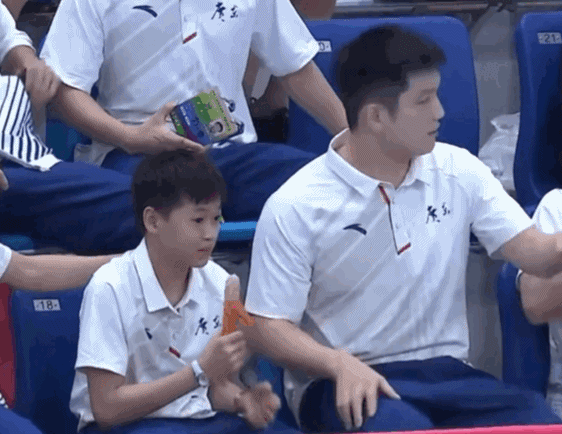 发现有人对着自己拍照！全红蝉的反应出乎意料 网友：真没想到