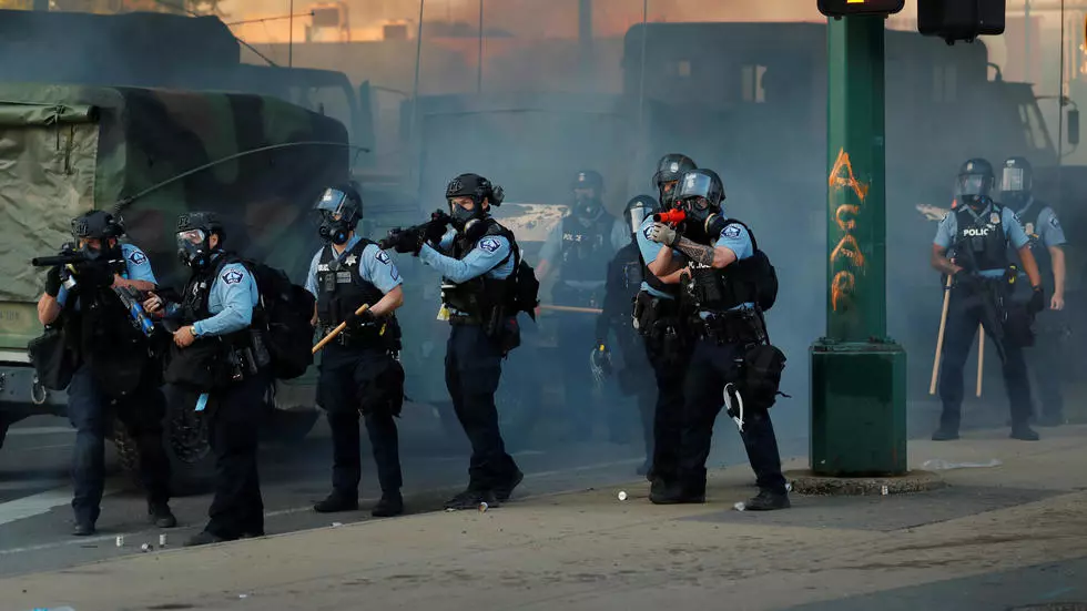 美国骚乱再升级！调集1.3万名士兵，美军将枪口转向自家示威民众