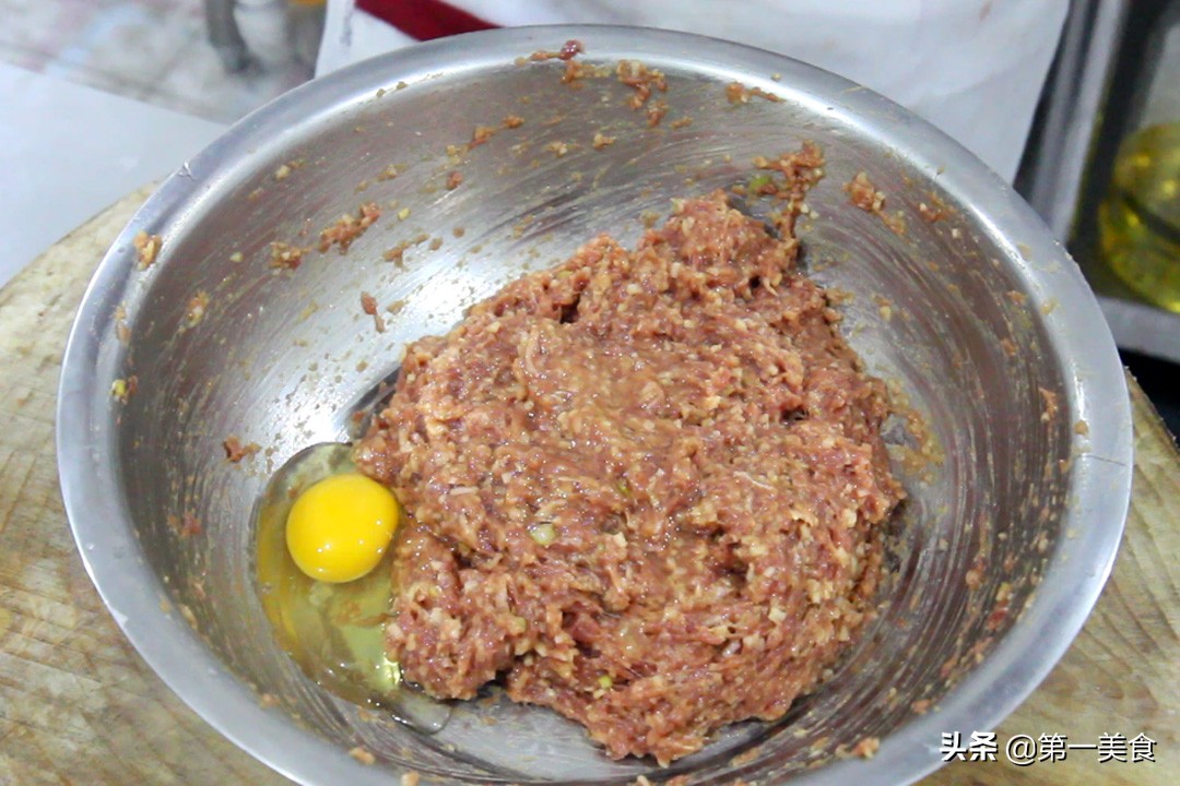 图片[5]-大厨用肉和莲藕 做一道清蒸狮子头 营养丰富 软糯入味-起舞食谱网