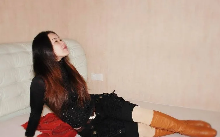 “网红女脱星”流氓燕的豪放生涯