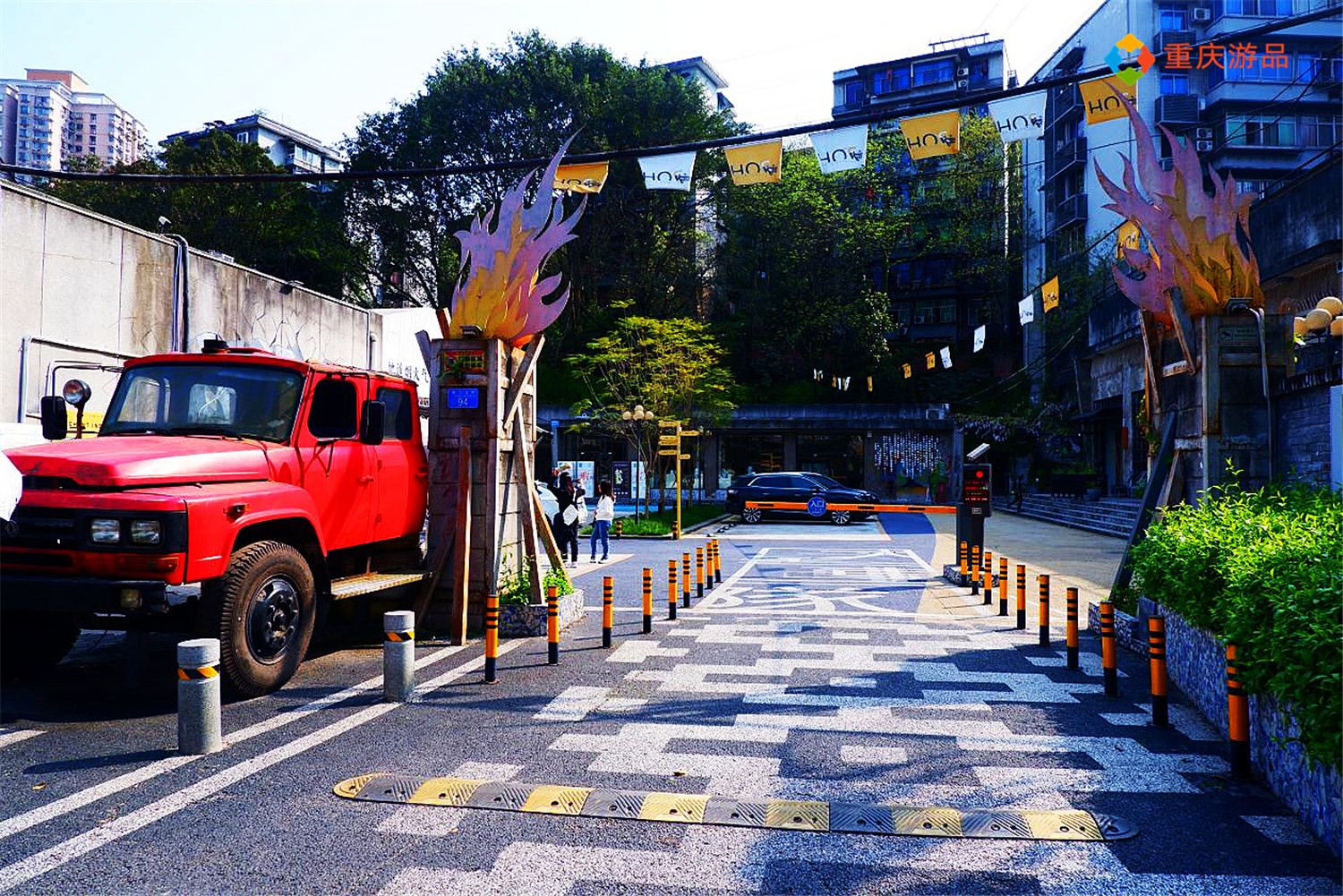 被电影带火的重庆，和易烊千玺铜像拍照都得排队，太魔幻了