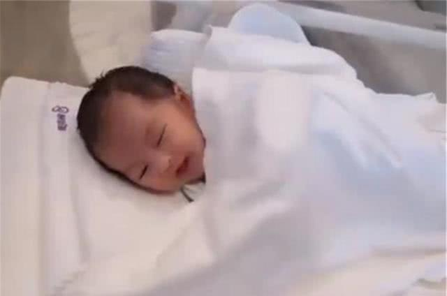 “高颜值宝宝”火了，靠容貌征服网友：像在娘胎里“割过双眼皮”