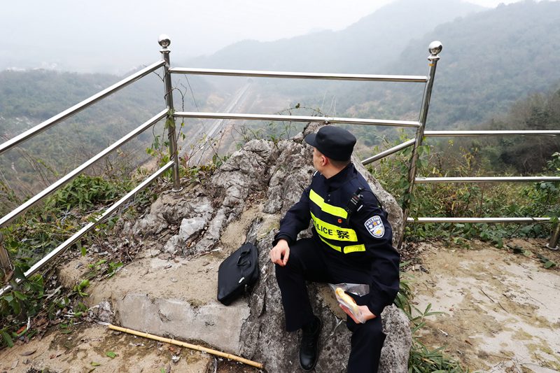 湖北小站铁警：巡线，守山