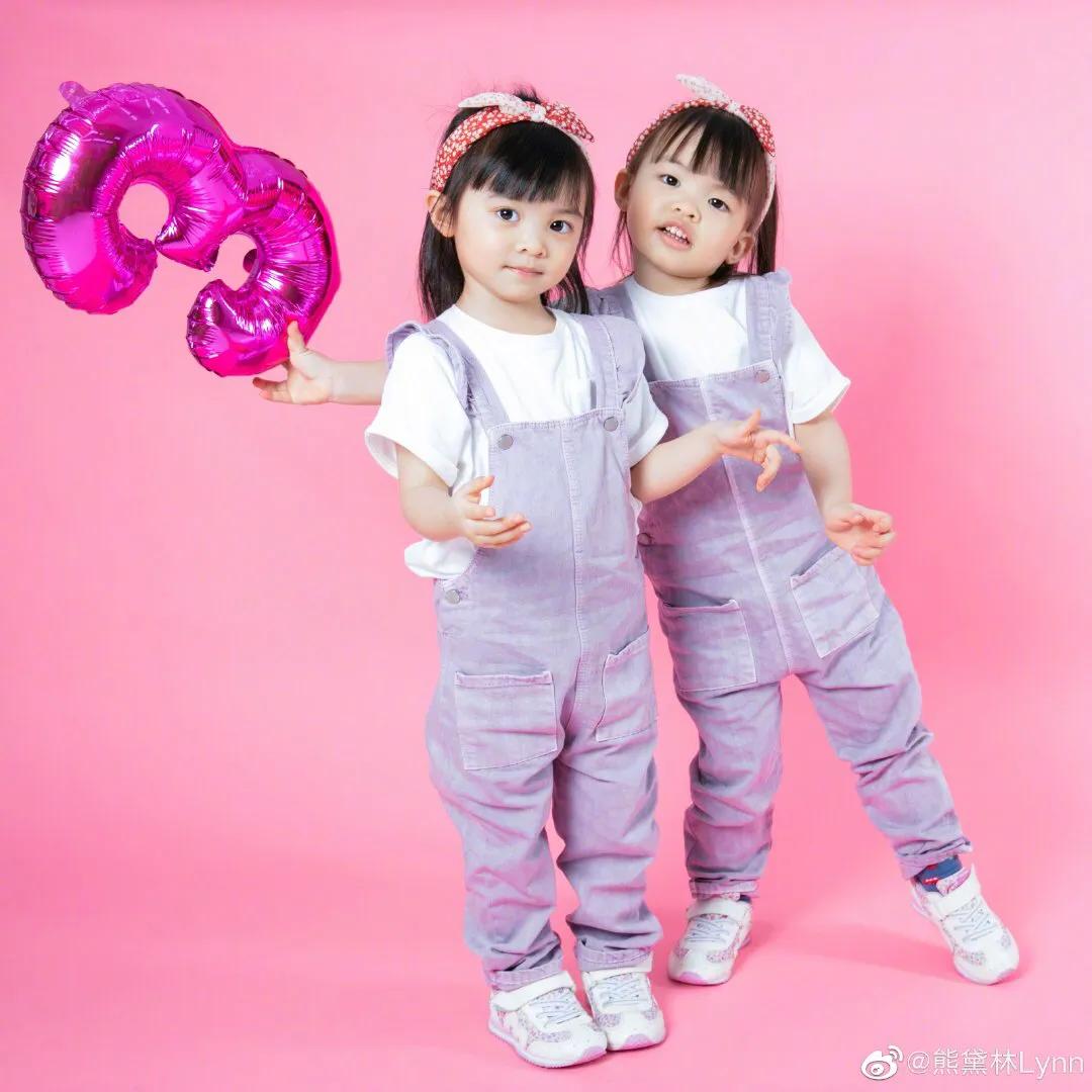 熊黛林為3歲雙胞胎慶生，倆女兒穿姐妹裝拍寫真，妹妹身高搶鏡