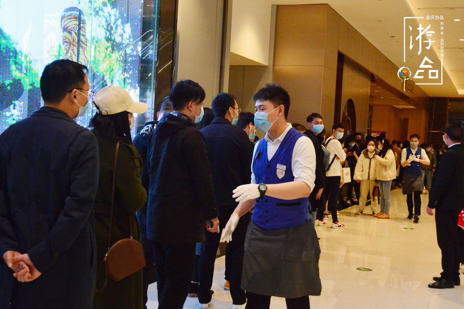 重庆人与海底捞的爱恨：嘴上说不好吃，但排队的人却很多