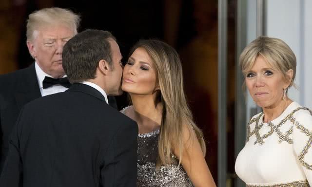 布丽吉特挽起头发惊艳了！穿水钻白裙太美，可