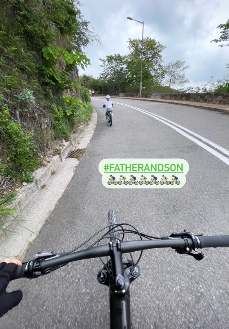 霍啟剛一家出遊畫面溫馨，郭晶晶童心未泯玩滑板，穿平價鞋接地氣