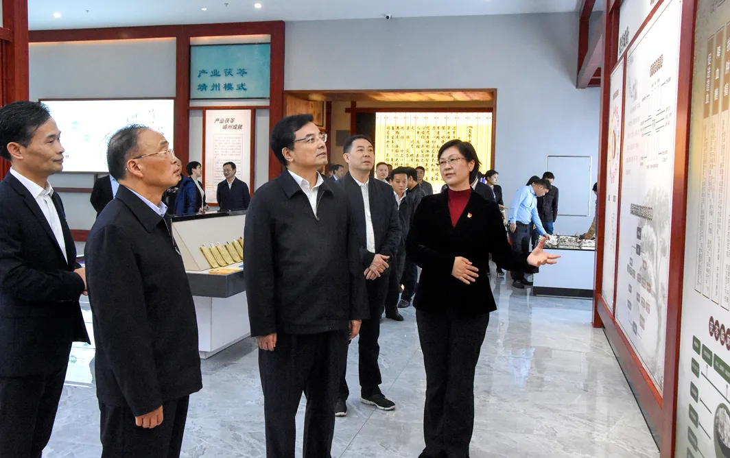 王少峰在怀化参加人大代表小组活动时强调： 坚持为民造福 积极履职尽责
