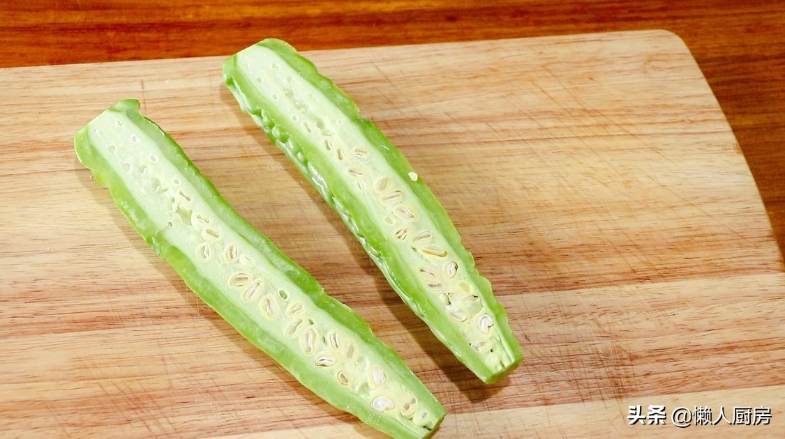 苦瓜炒肉絲，教你一招，肉絲又嫩又滑，一點都不柴