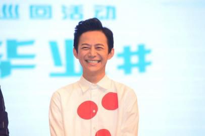 有种人生叫何炅，不仅有“一路绿灯”的事业，还有让人羡慕的友情