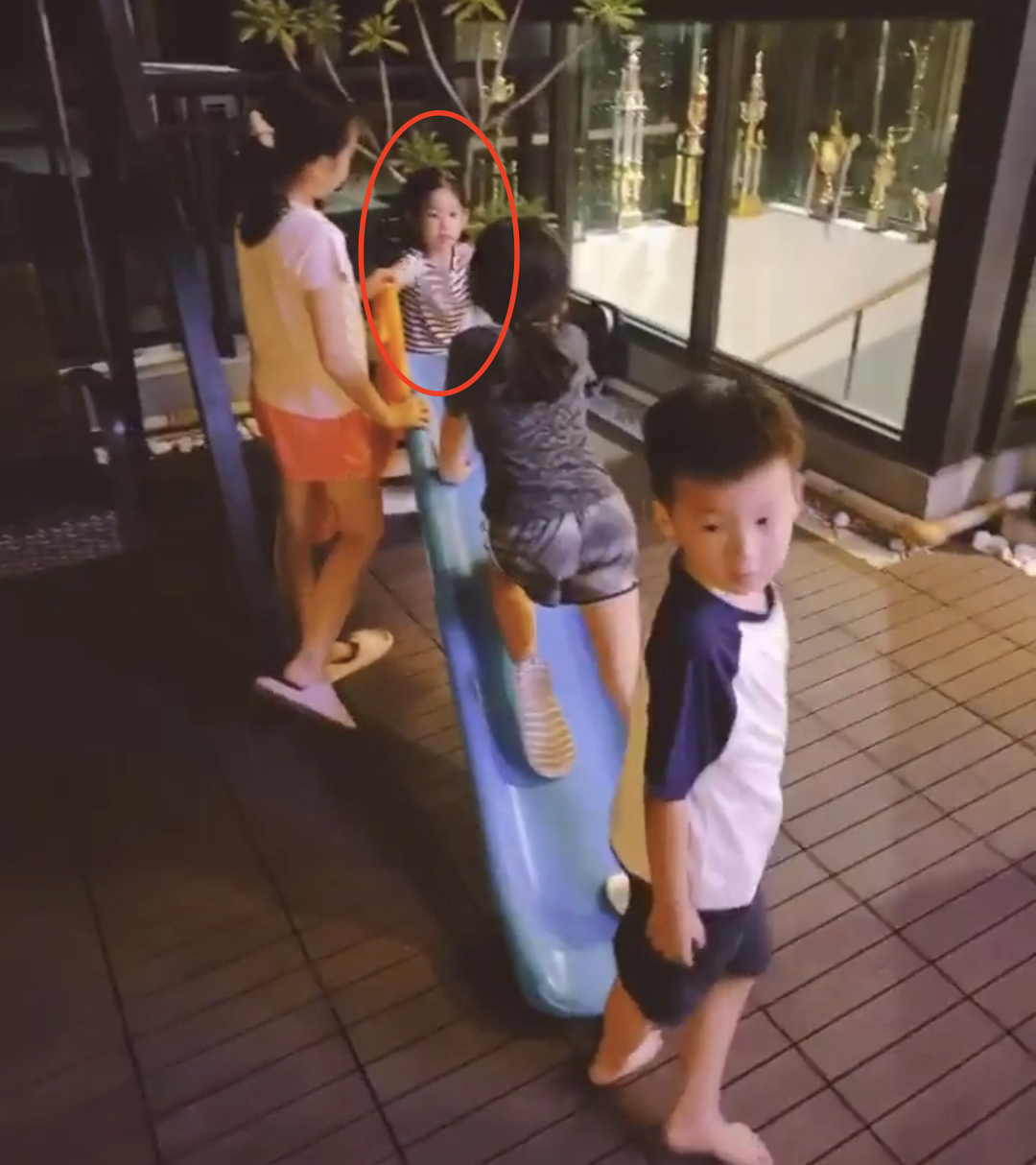 霍建华一家三口七夕聚会吃烤肉，小海豚正脸首曝光，长得像林心如