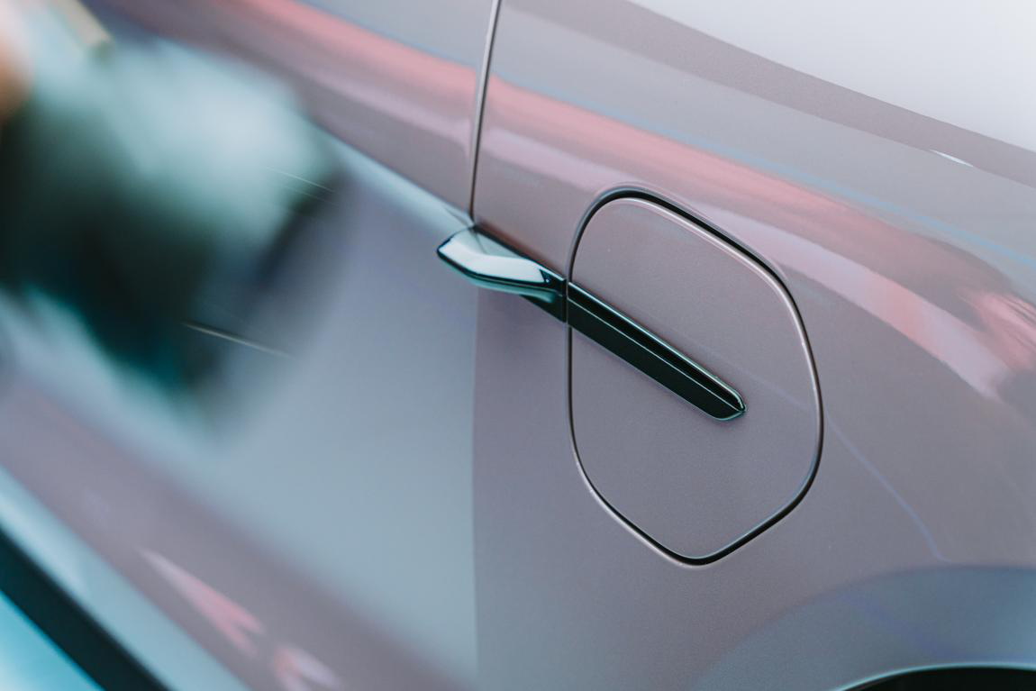 买不起Turbo S，选个Taycan“冰莓粉”还是可以的