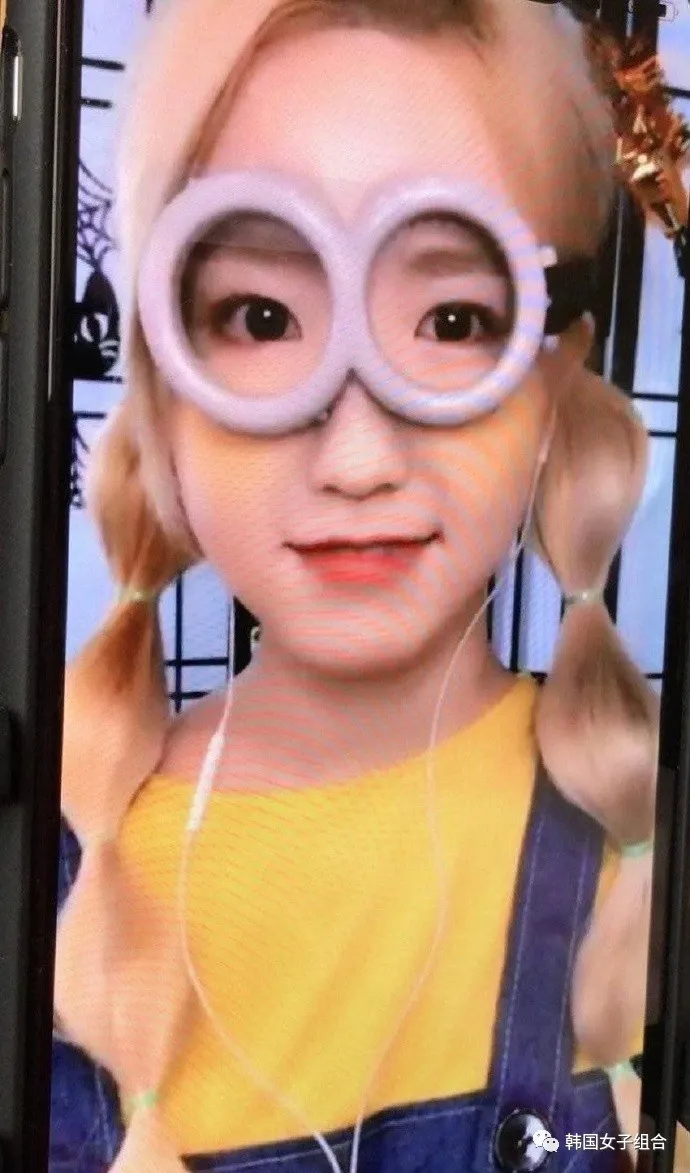 以新概念造型进行视频签售的女团,好努力地装扮哦