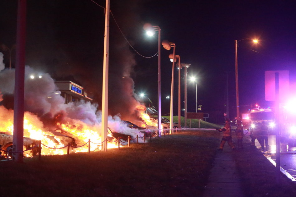 美著名富人区遭冲击，示威者首进白宫，亲美者