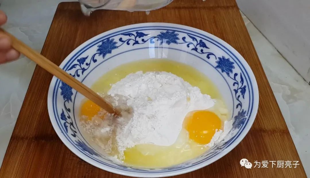 1斤麵粉，1勺白糖，掌握3個技巧，新手也能一次成功，香酥又好吃