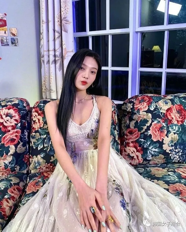 穿礼服裙的这位女团爱豆,童话中从城堡里逃出来的公主吧