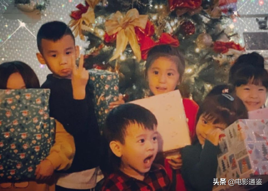 咘咘波妞穿姐妹装，近照放大三倍，这“葡萄眼”也太抢镜了吧