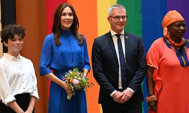 丹麥49歲王儲妃神似凱特！ 寶石藍及膝裙賊顯白，中分披肩發顯臉小