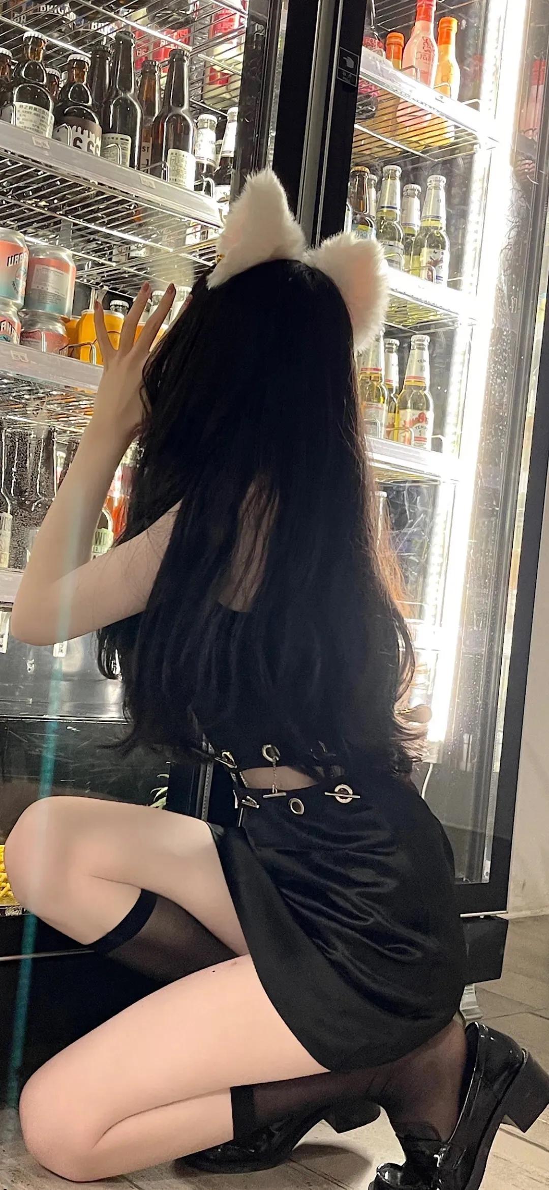 渣男壁纸 坐着翘腿侧扬美女壁纸图片