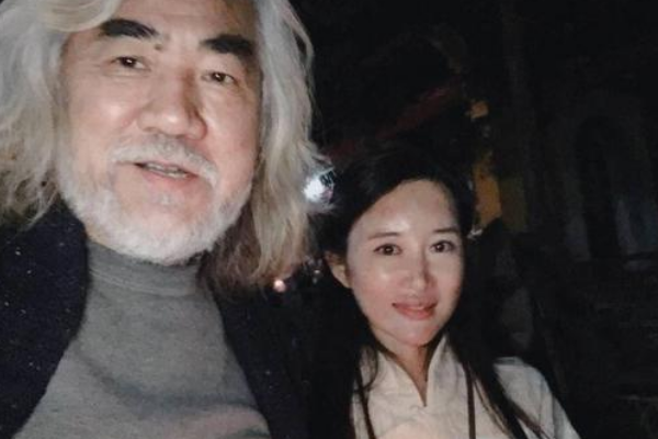 张纪中小31岁娇妻晒照，杜星霖肤白气质佳，小女儿正脸超可爱