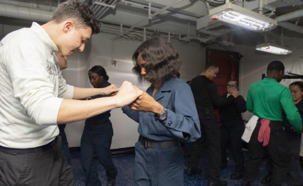 原因查明？一场交际舞会竟毁了一国海军，一组照片令法国人炸锅