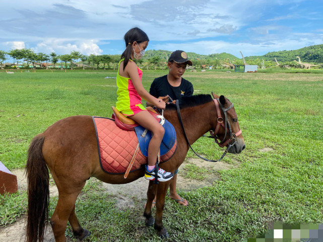 蔡少芬全家幸福出游，俩女儿骑马游泳玩嗨，儿子虎头虎脑超壮实