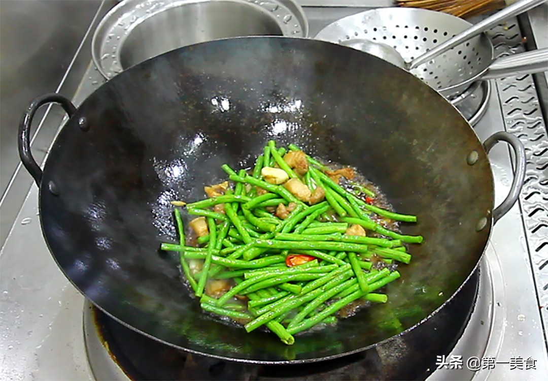 图片[7]-厨师长炒的长豆角一周都吃不腻 脆嫩入味又下饭 学会自己在家做-起舞食谱网