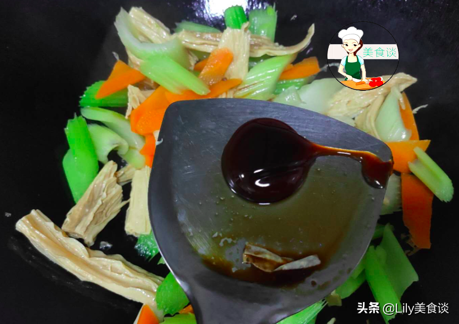 这三样素菜是绝配，一香一鲜一脆，简单一炒特美味，不放肉也很香
