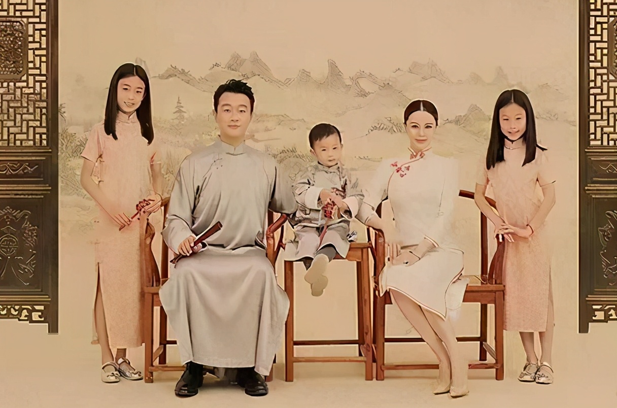 佟大为罕见晒全家福，评论区却骂声一片，网友：不如只给儿子拍